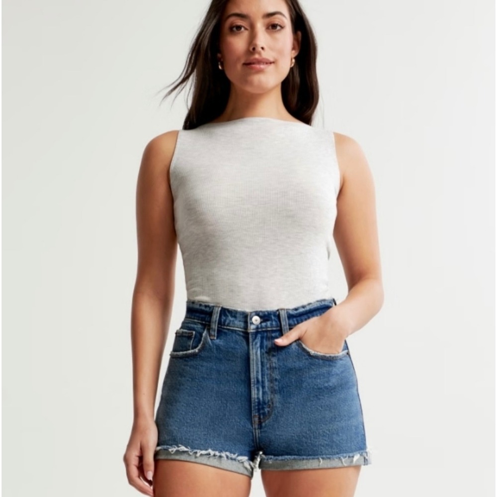 Abercrombie & Fitch The Mom Short High Rise 2.25" Size 6 Frayed Notch Hem Mini‎